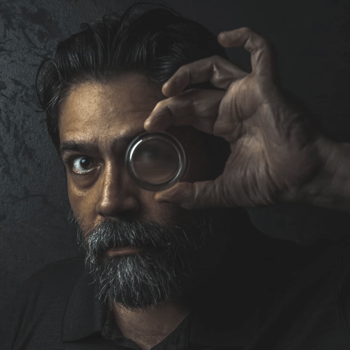 Autorretrato de hombre con cristal en el ojo, fotografía ganadora del fotoreto 52