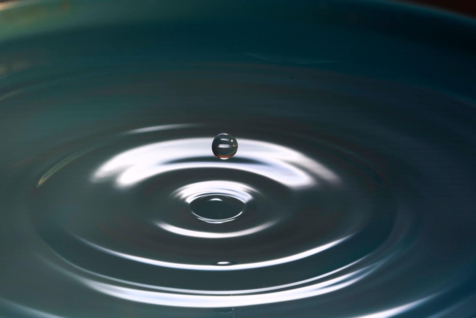gota de agua fotografiada con velocidad de obturación rápida