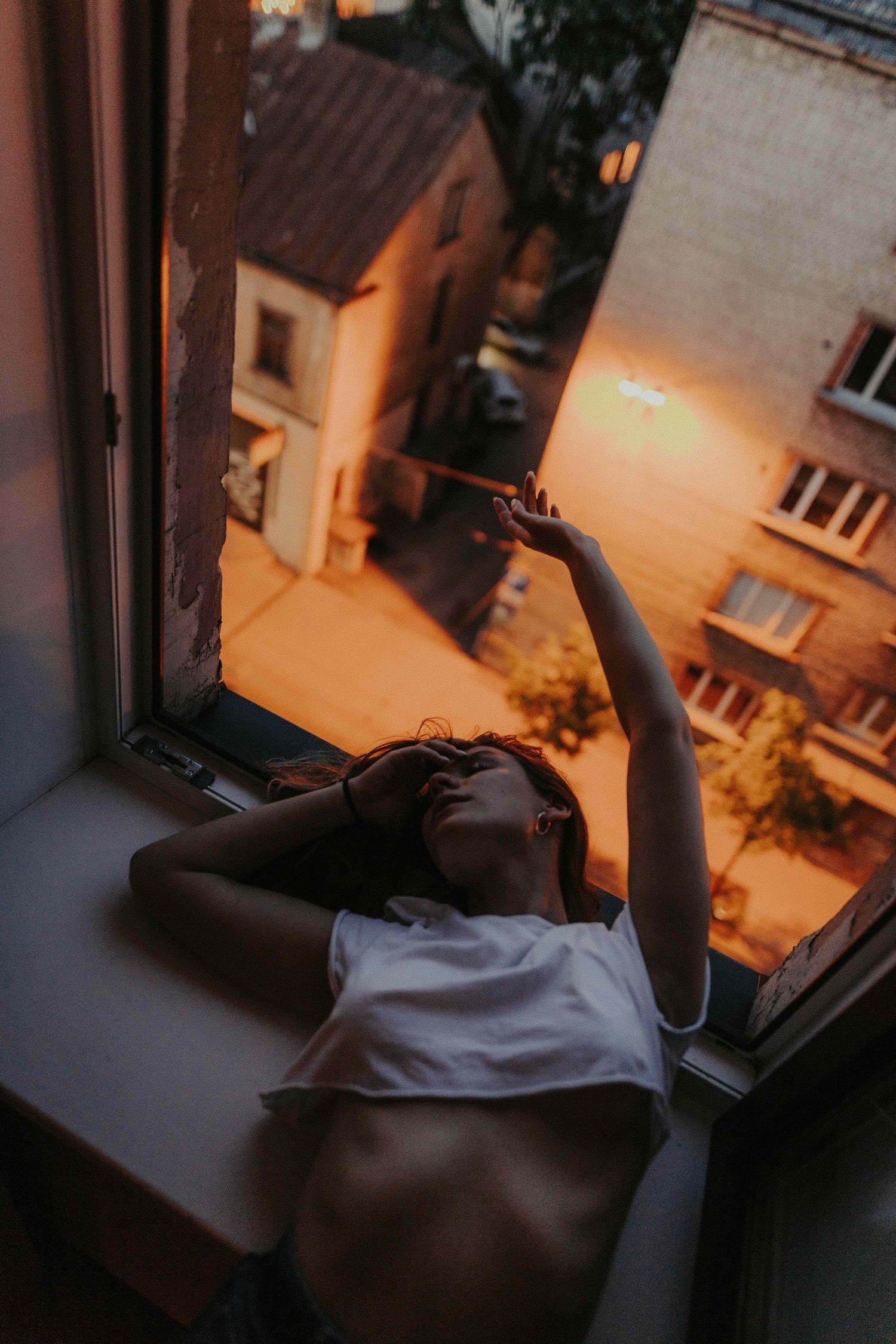 Retrato en la ventana con luz de farolas