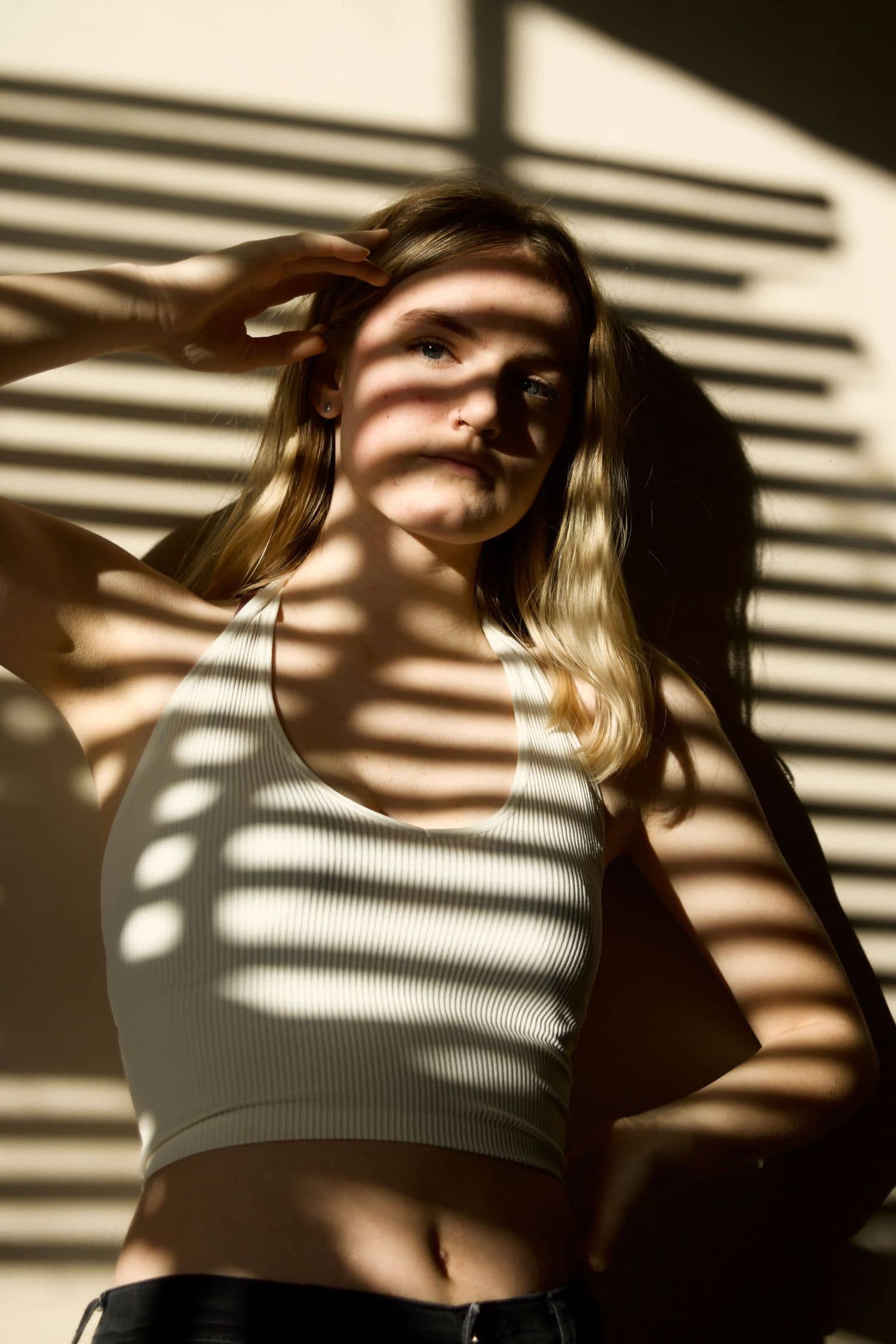 Retrato con sombras de la ventana
