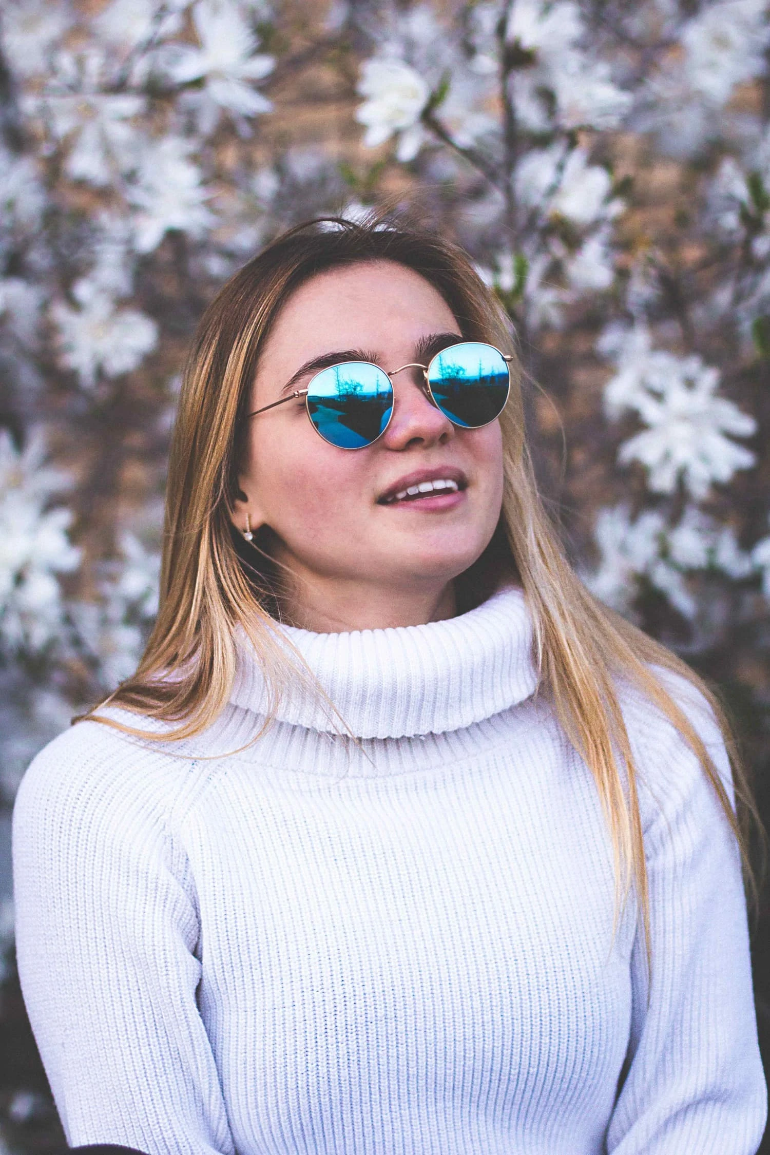 Retrato de chica joven con gafas de sol