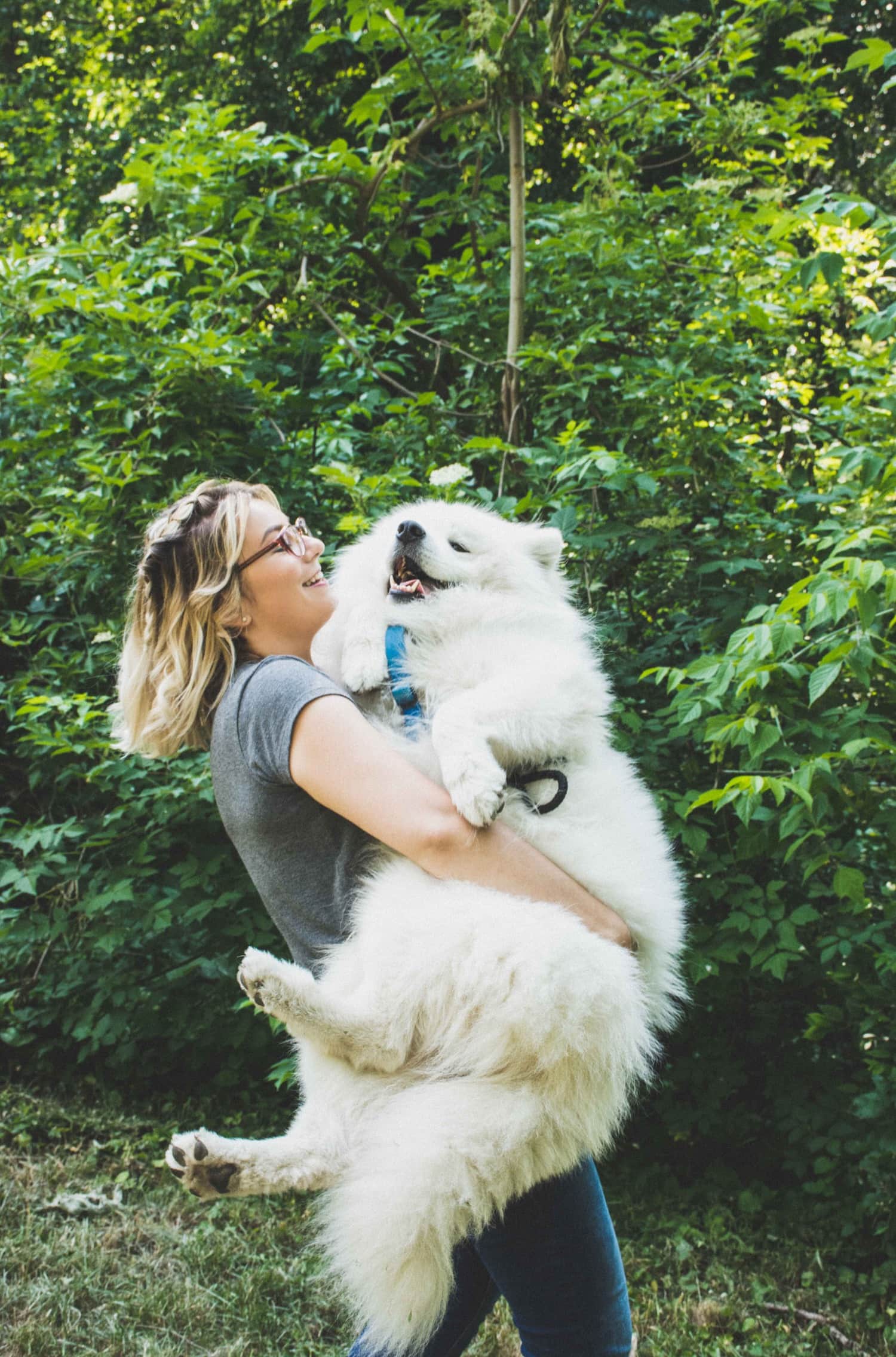 Chica tomando a su perro