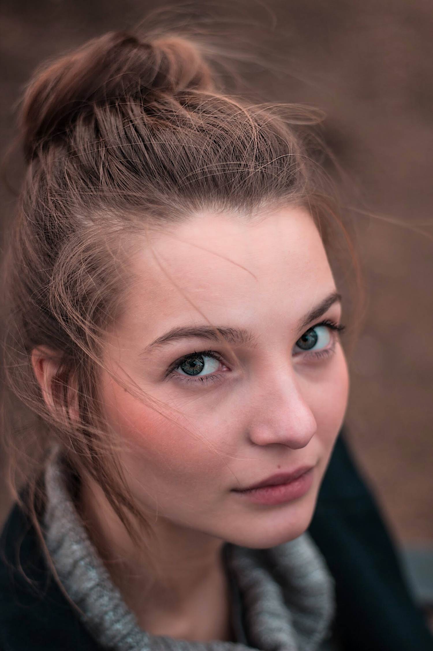 Retrato en picado de chica joven