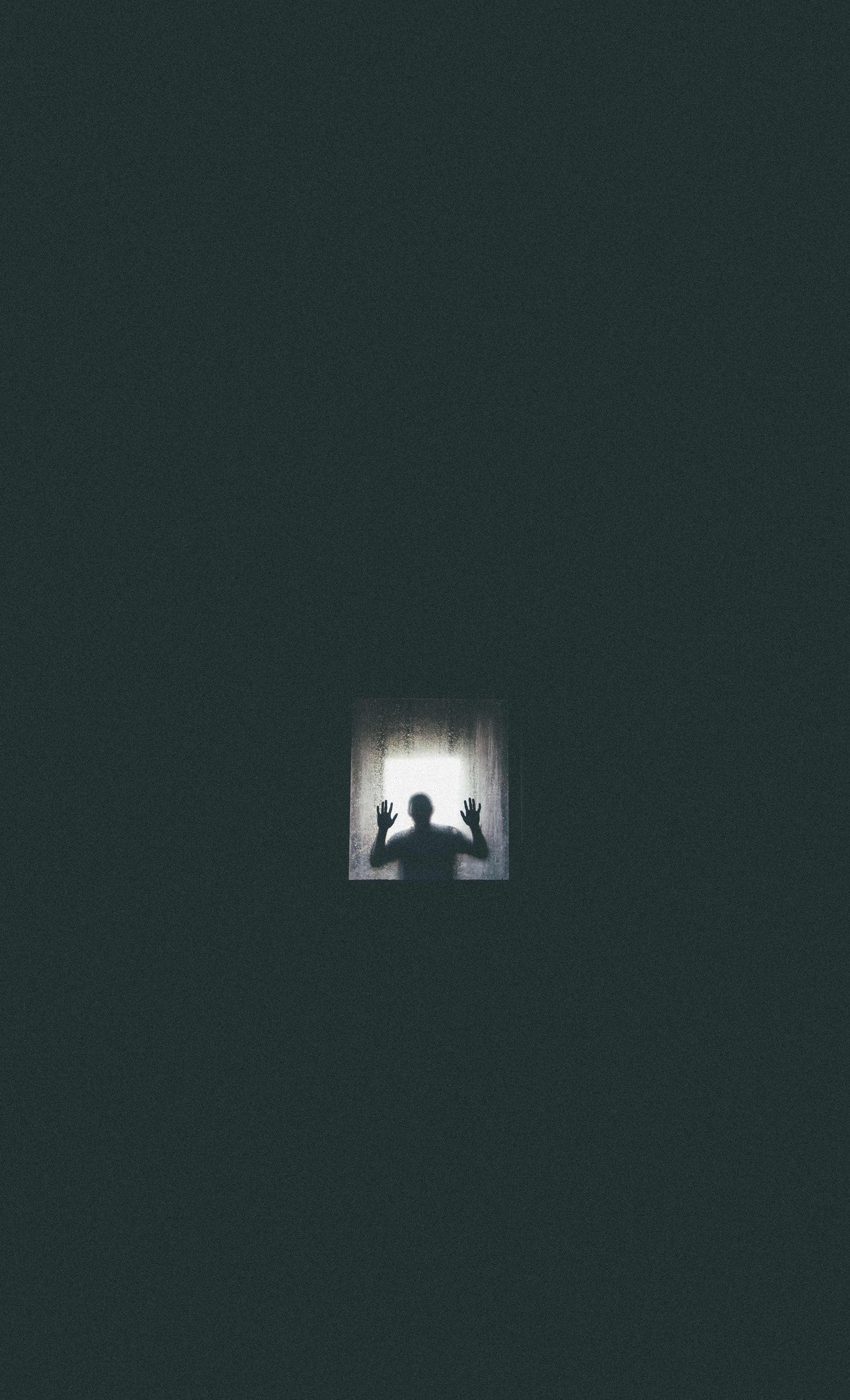 Imagen de misterio con luz de ventana