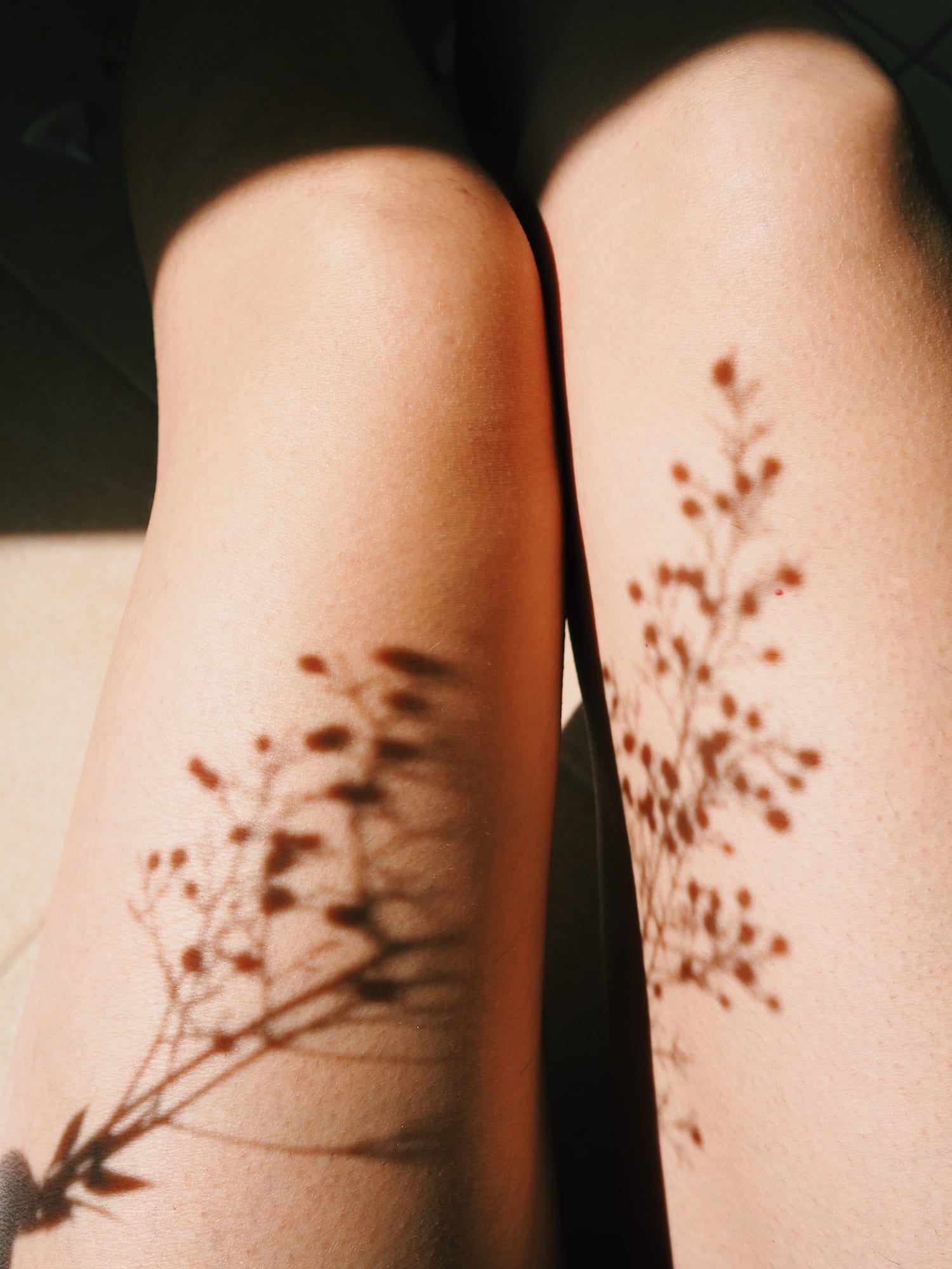 sombras en piernas con la luz de ventana