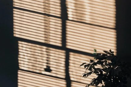 Sombras y luz en la pared