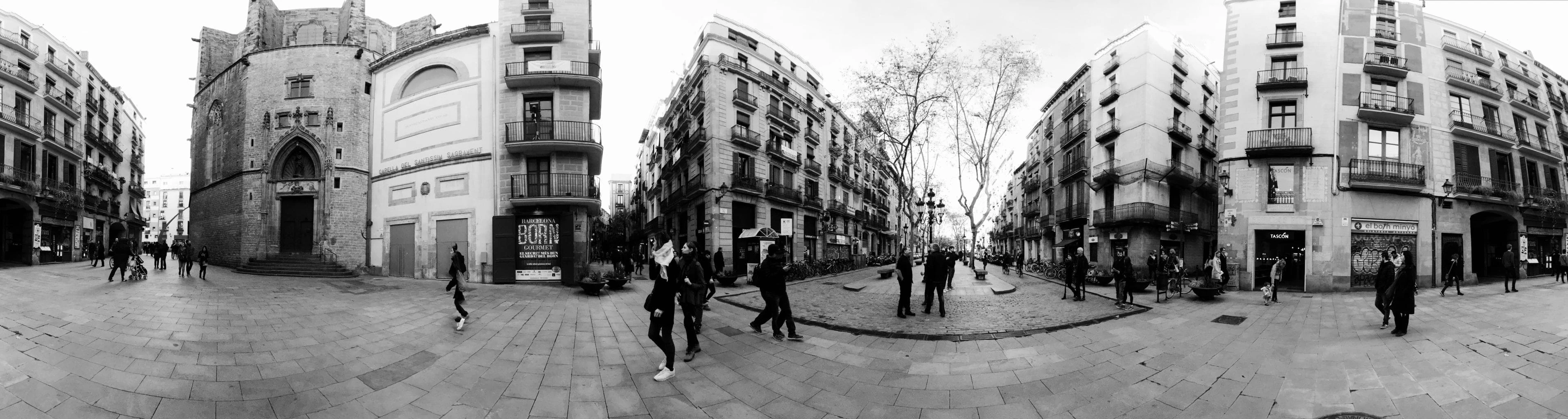 Fotografía móvil panorámica en blanco y negro de barrio de Barcelona