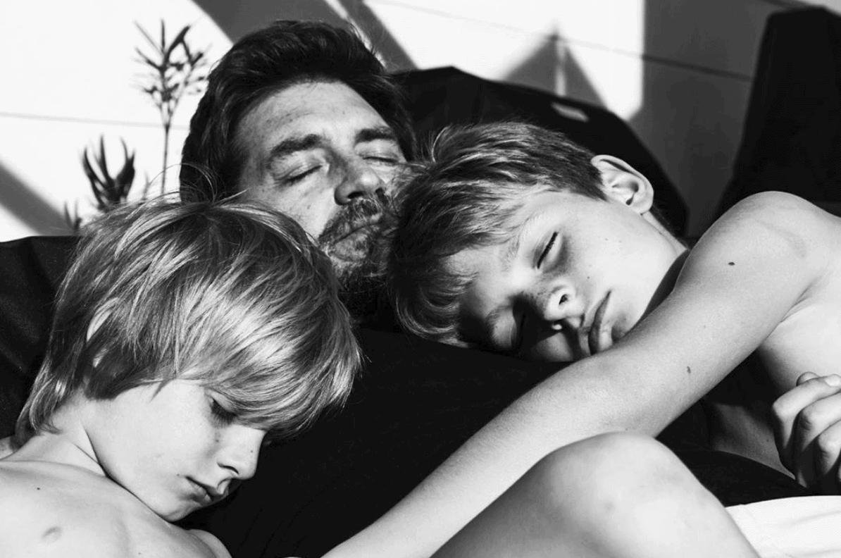 Padre durmiendo la siesta con sus hijos, ganadora del fotoreto53
