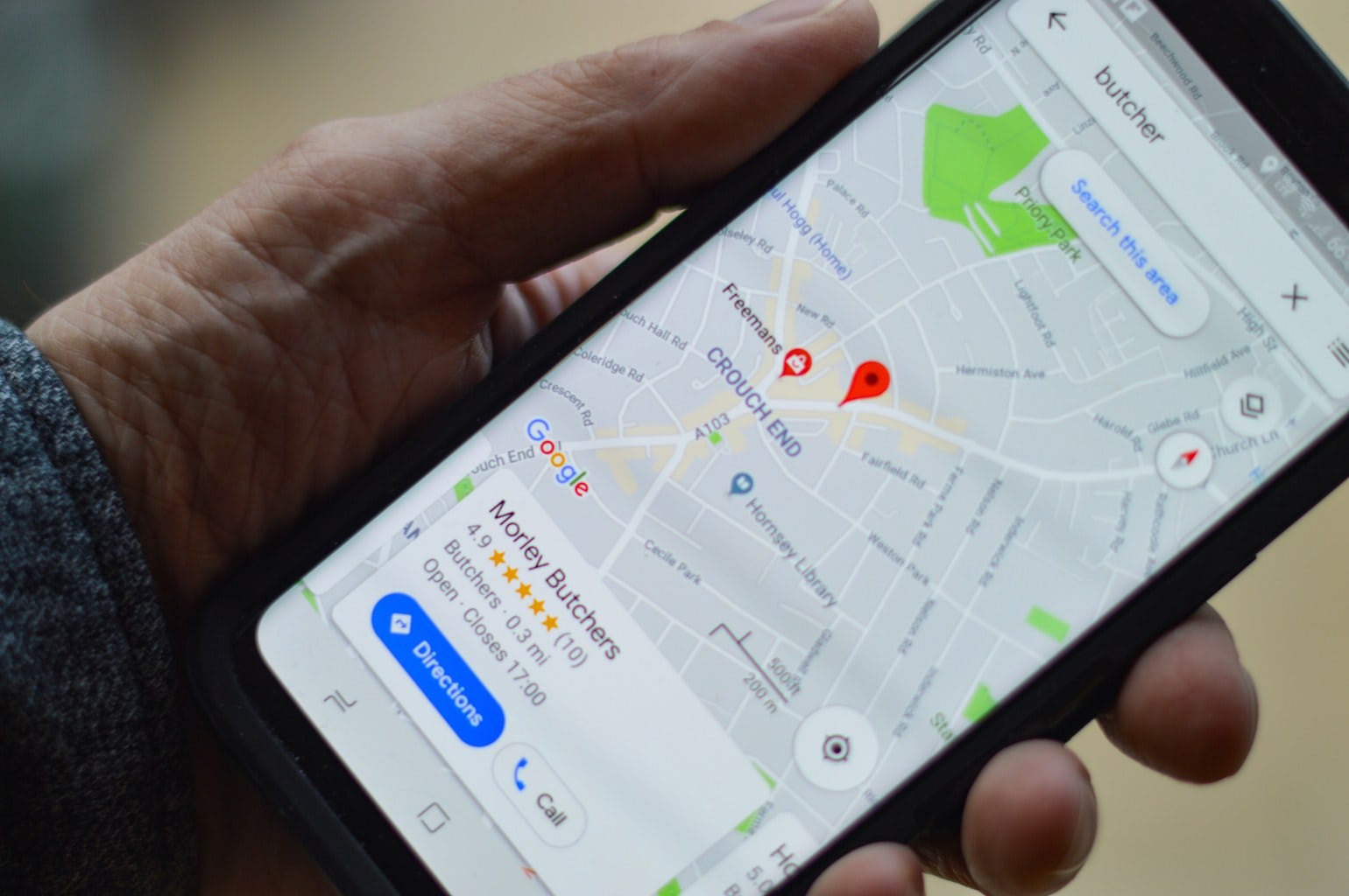 Móvil en la mano con mapa