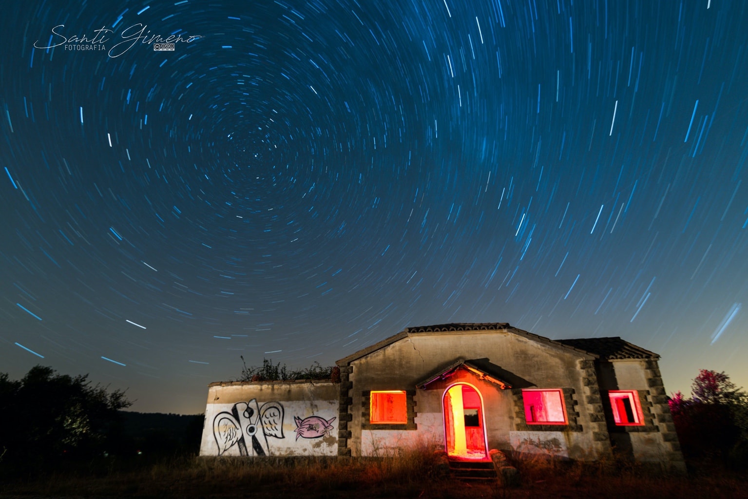 Fotografía nocturna de edificio abandonado iluminado y circumpolar