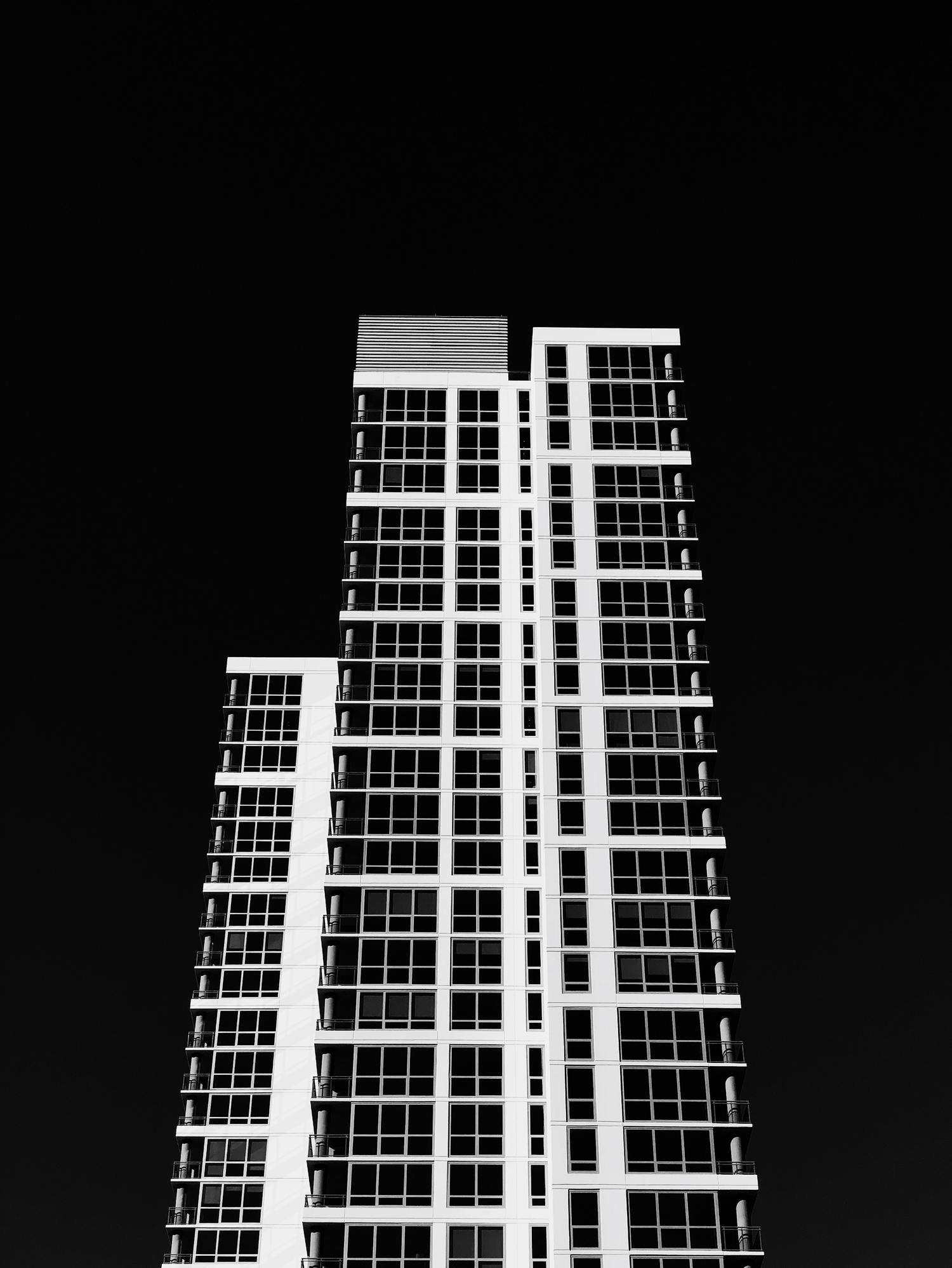 Paisaje urbano con luz dura de mediodía