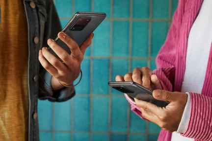 manos sosteniendo el samsung galaxy S20 Ultra