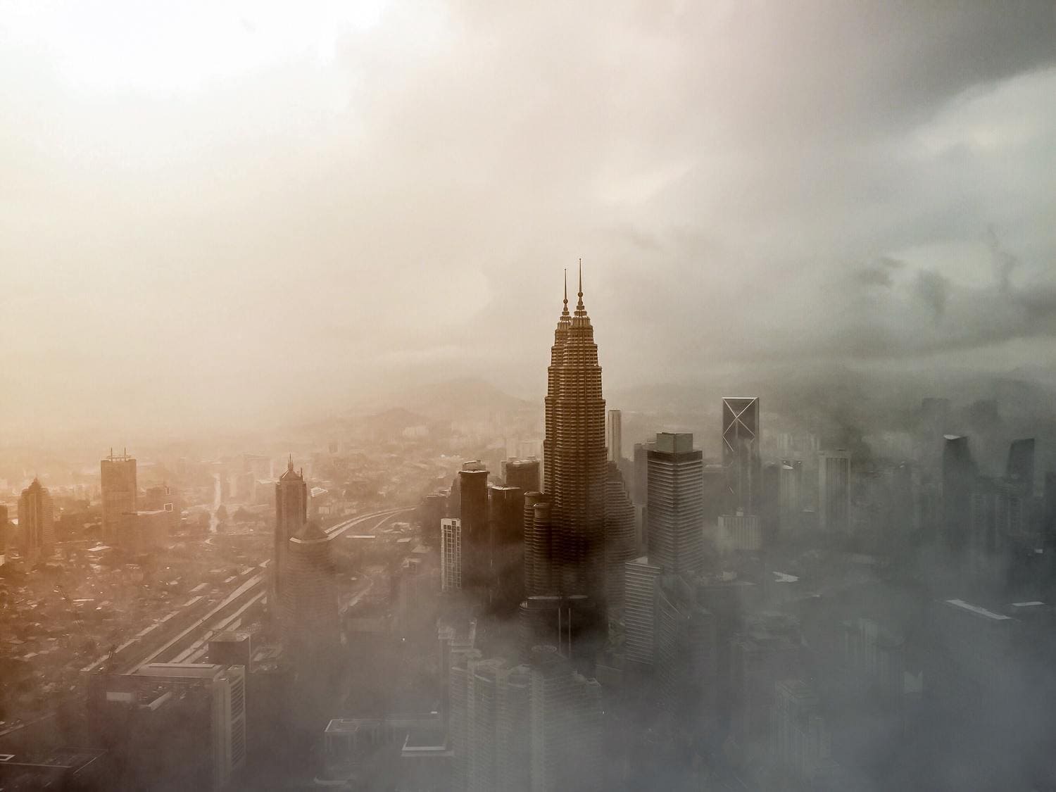 Paisaje urbano con niebla