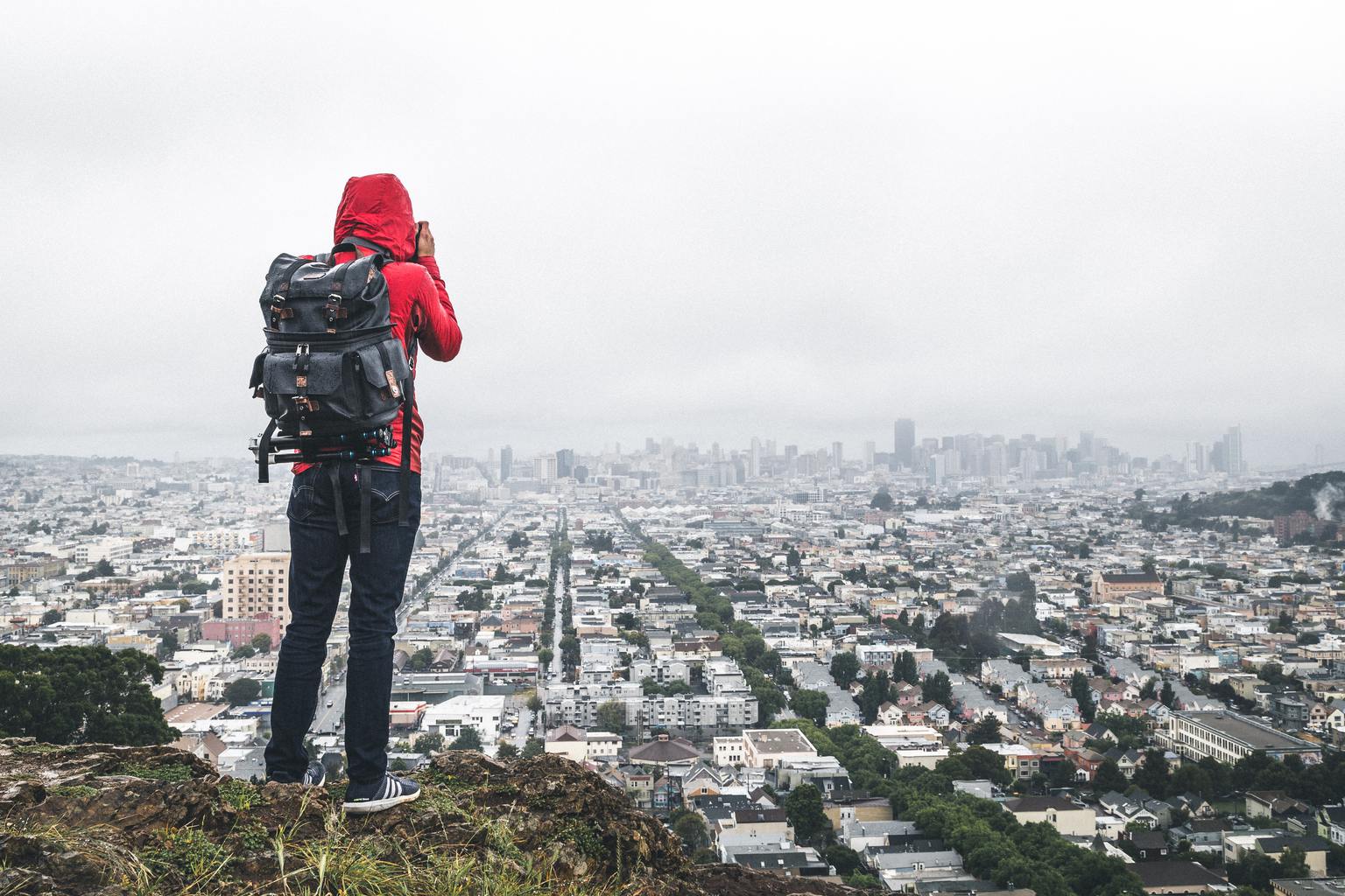 Fotógrafo fotografiando un paisaje urbano