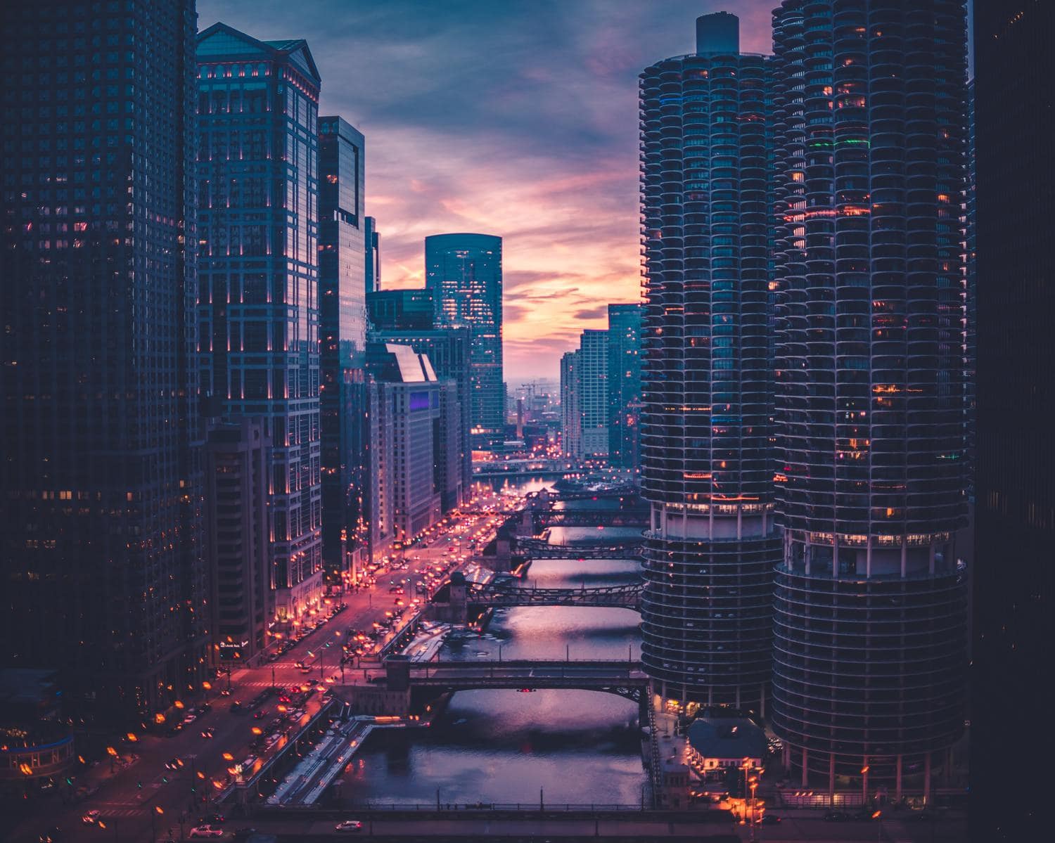 Paisaje urbano al anochecer