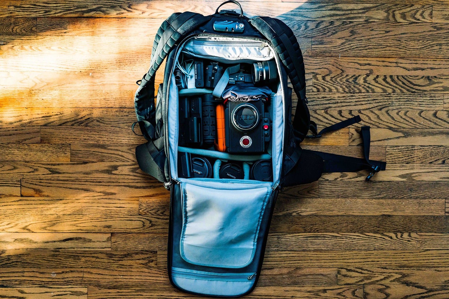 Mochila con equipo fotográfico