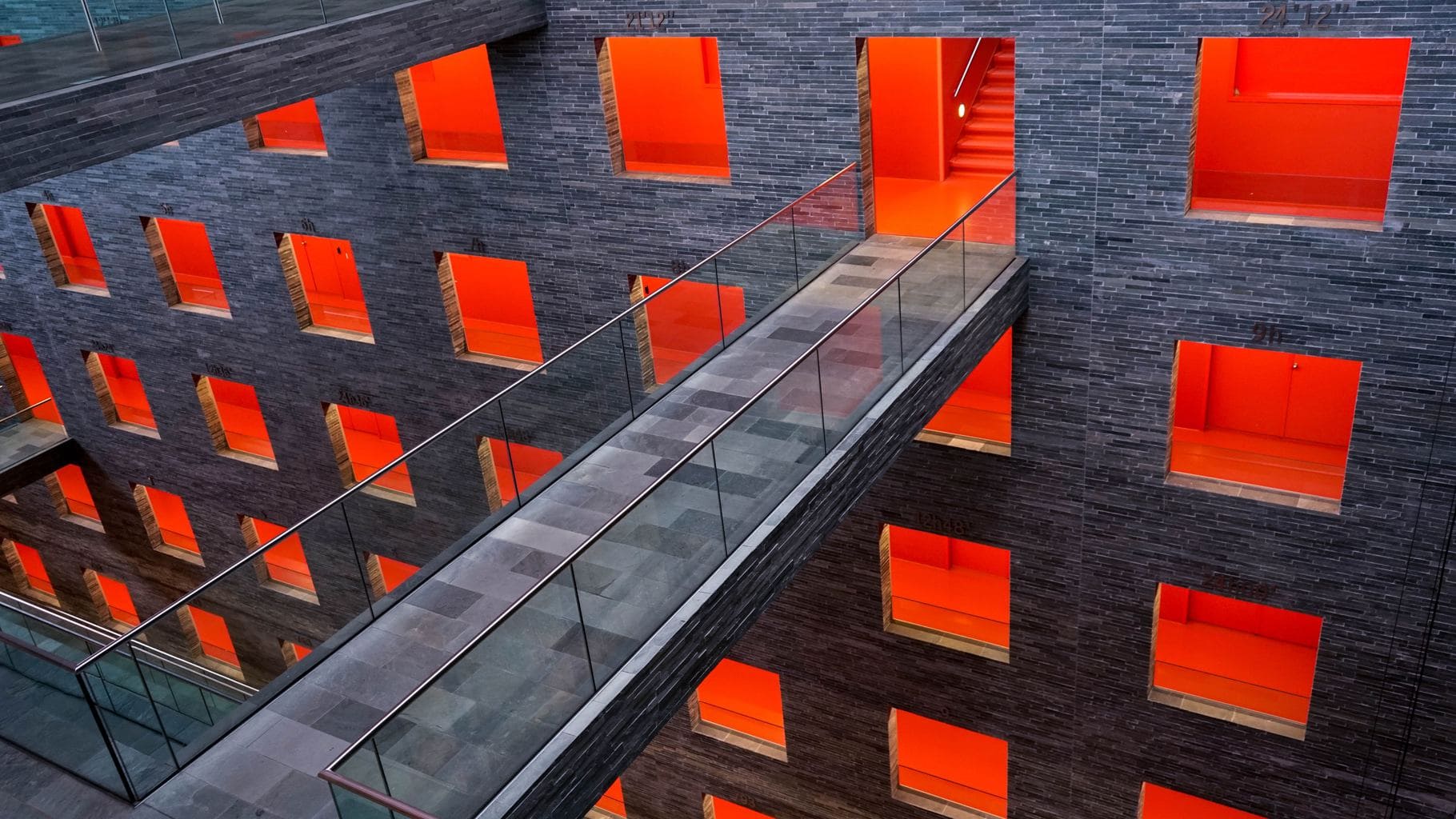 Patrones de ventanas rojas, roto por escalera