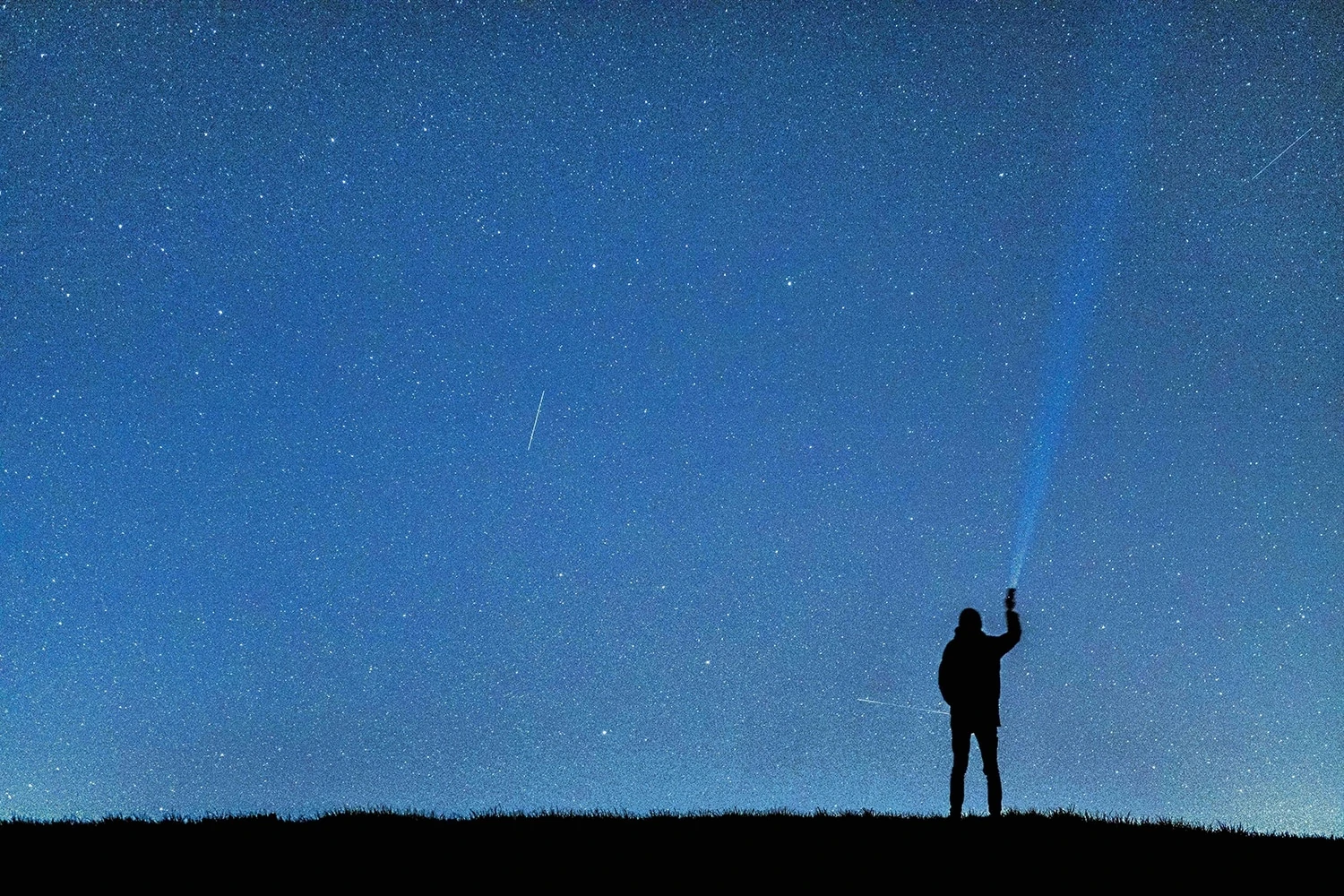 silueta humana con estrellas al fondo