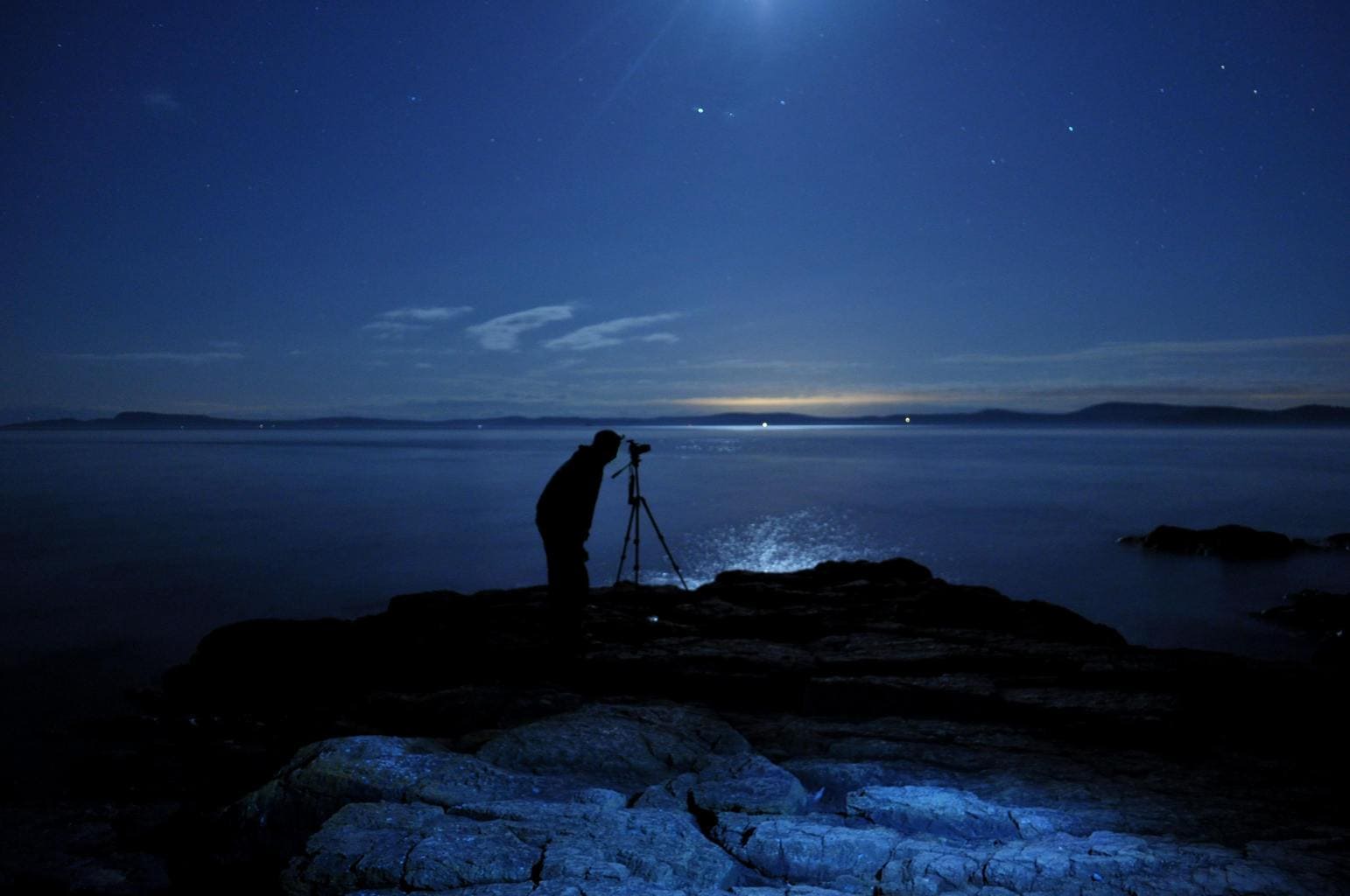 Fotógrafo nocturno con trípode