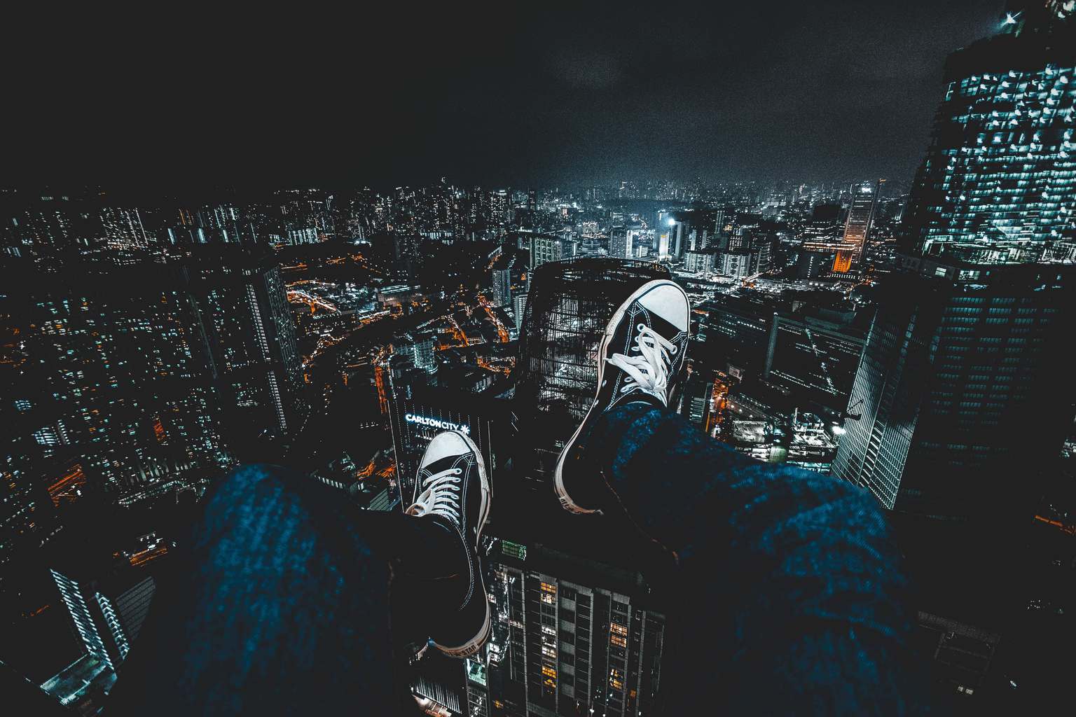 Ciudad de noche vista desde lo alto de un rascacielos