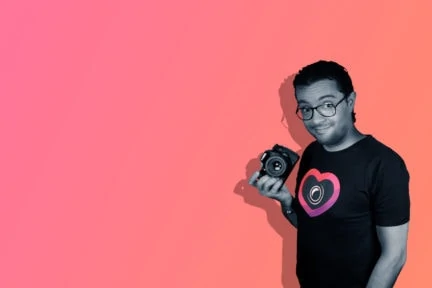 cabecera infografía sujetar cámara