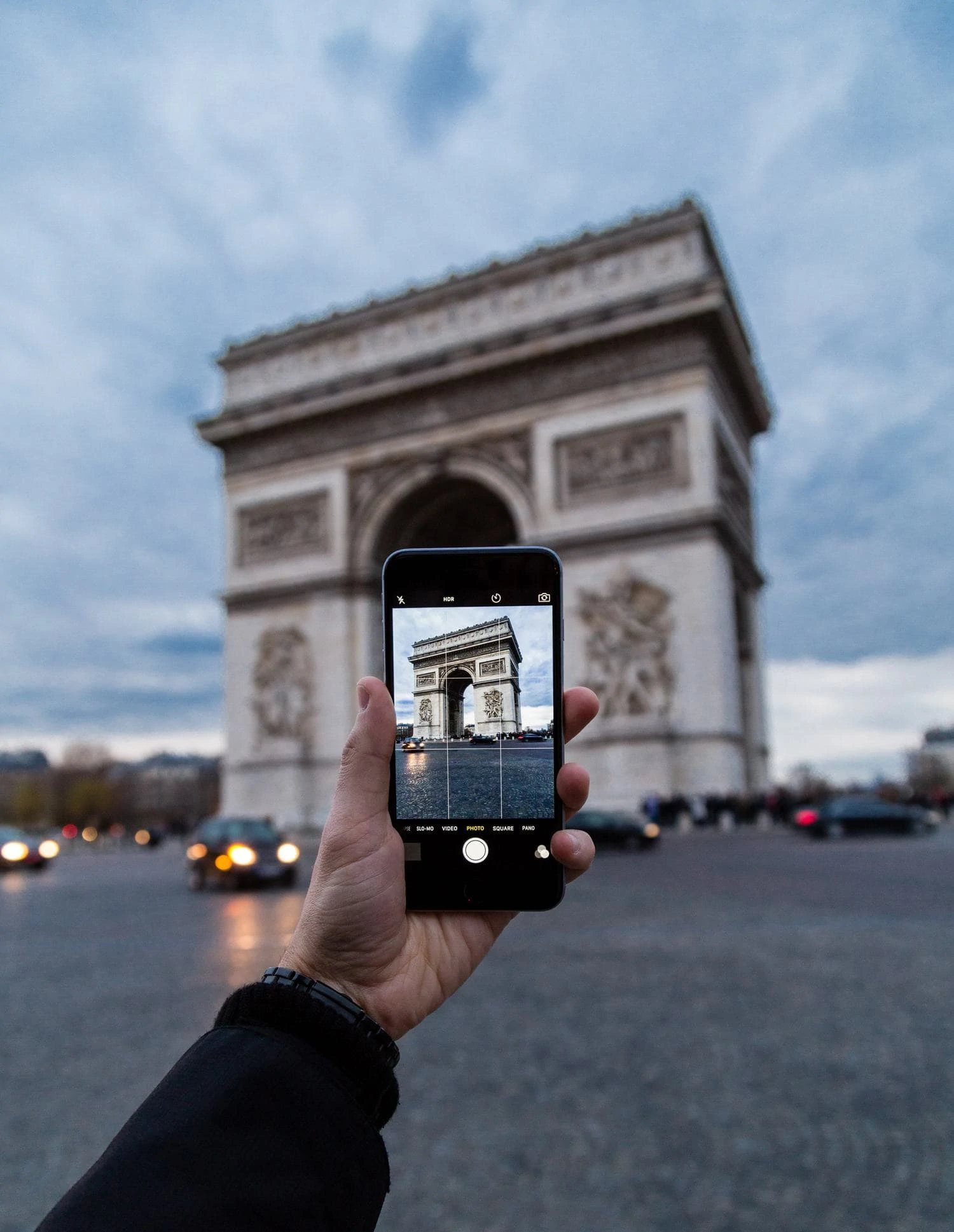 Photography of a mobile photographing monument in the city of Paris