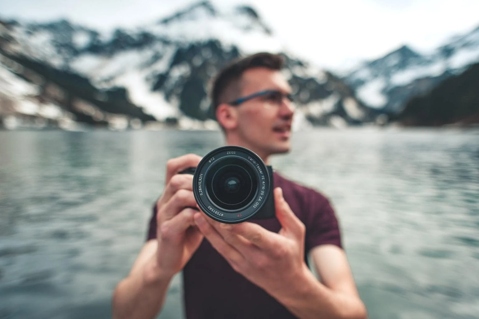 Fotógrafo con cámara en mano en medio naturaleza