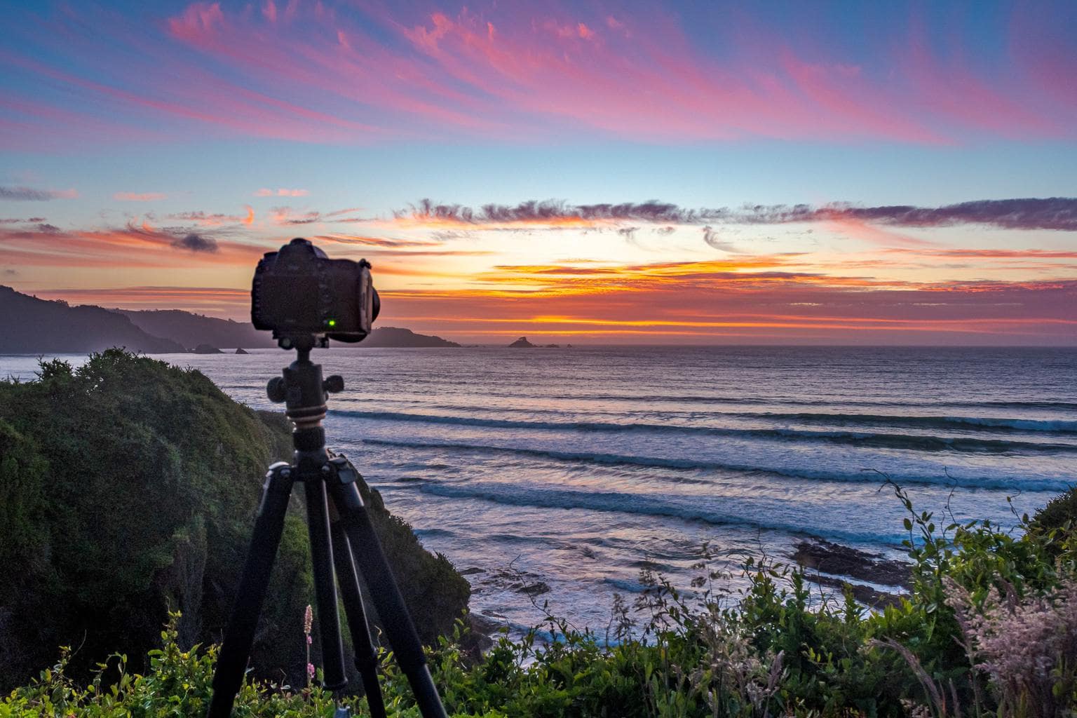 Trípode colocado para fotografiar un paisaje marino