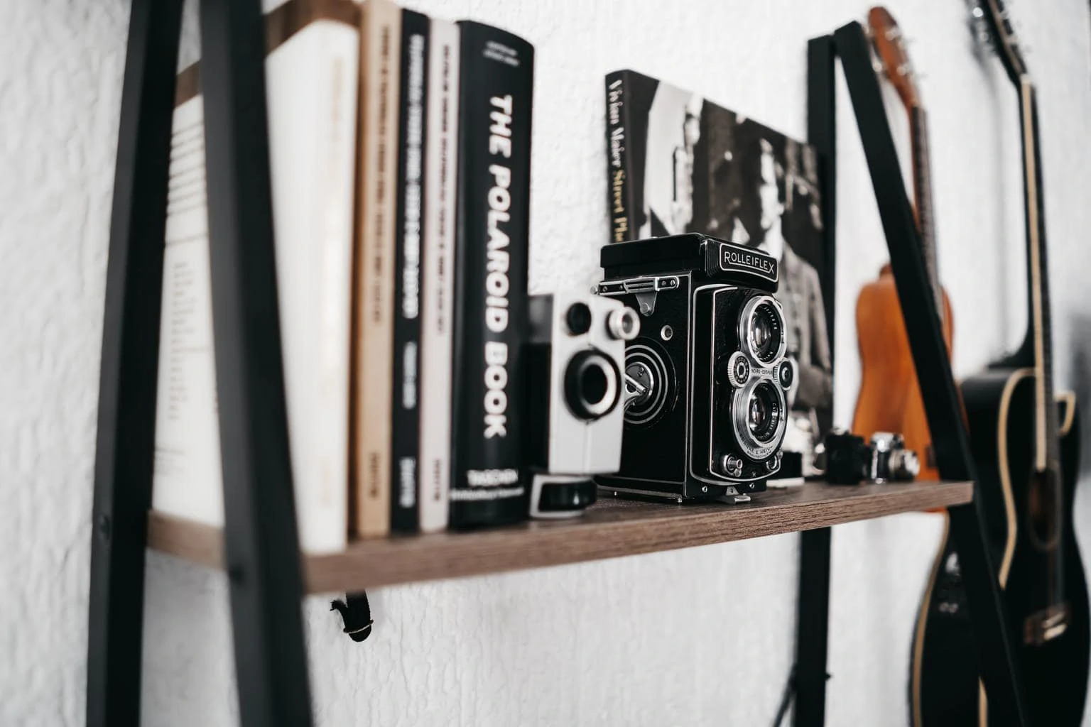 Estantería con libros para aprender fotografía y cámaras