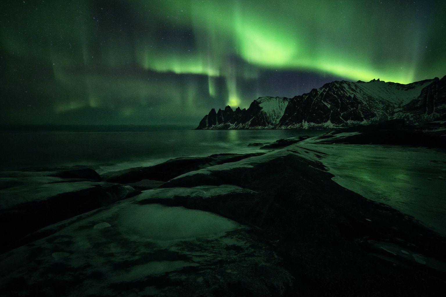 Paisaje nocturno de Aurora Boreal