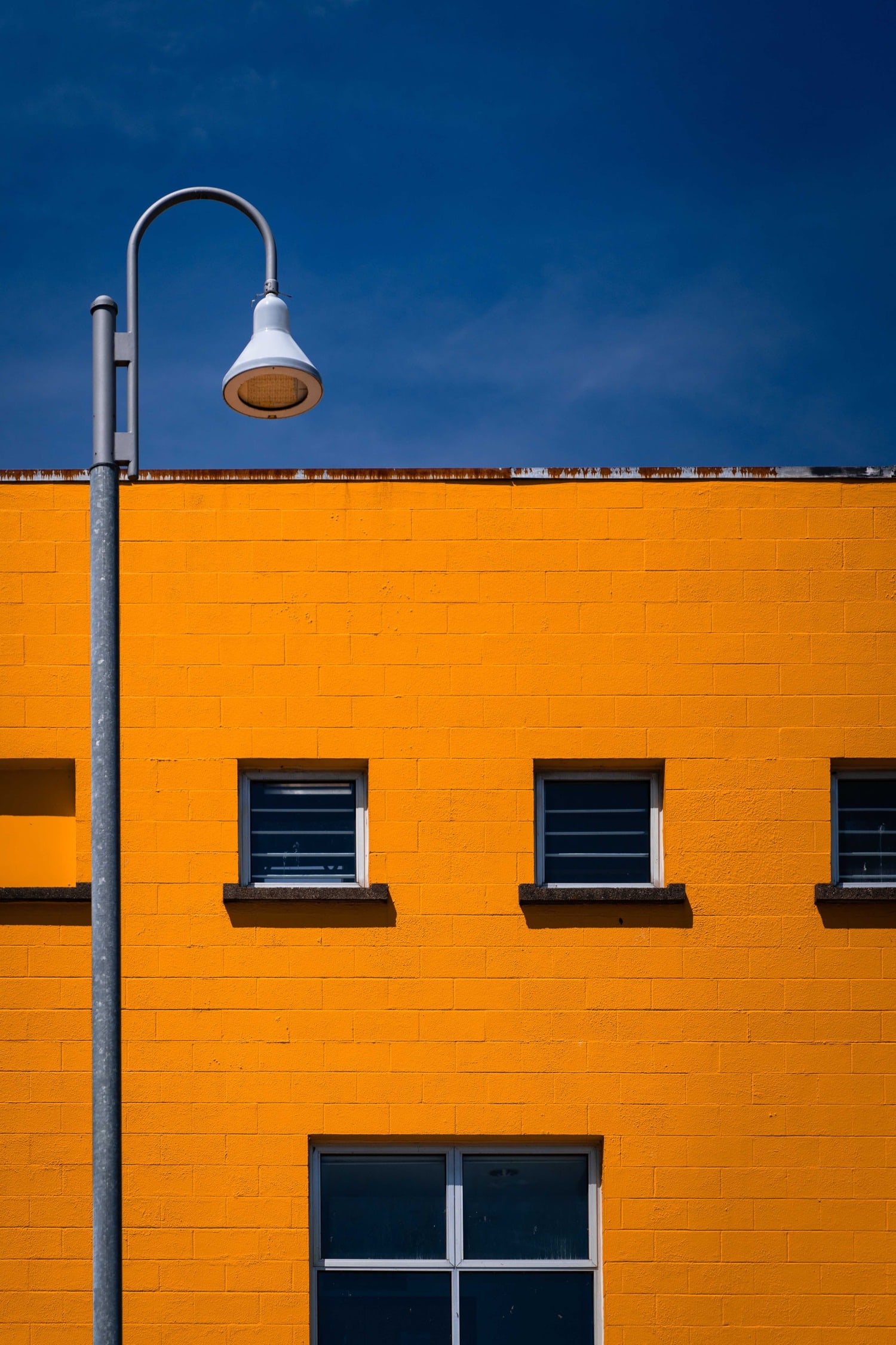 Fachada naranja con fondo azul, ejercicio de color para entrenar el ojo fotográfico