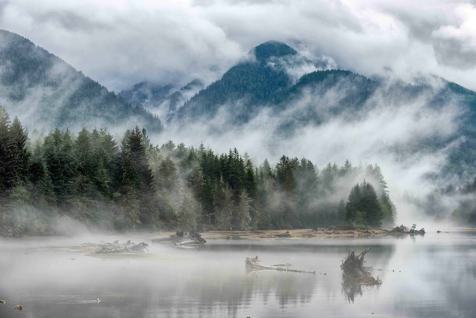 Montañas y lago bañados por la niebla