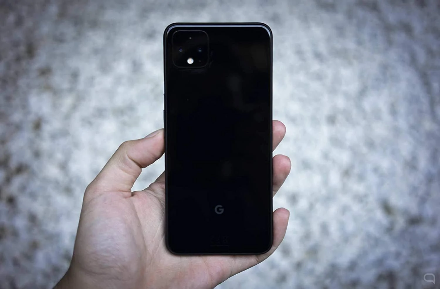 google pixel 4 en la mano