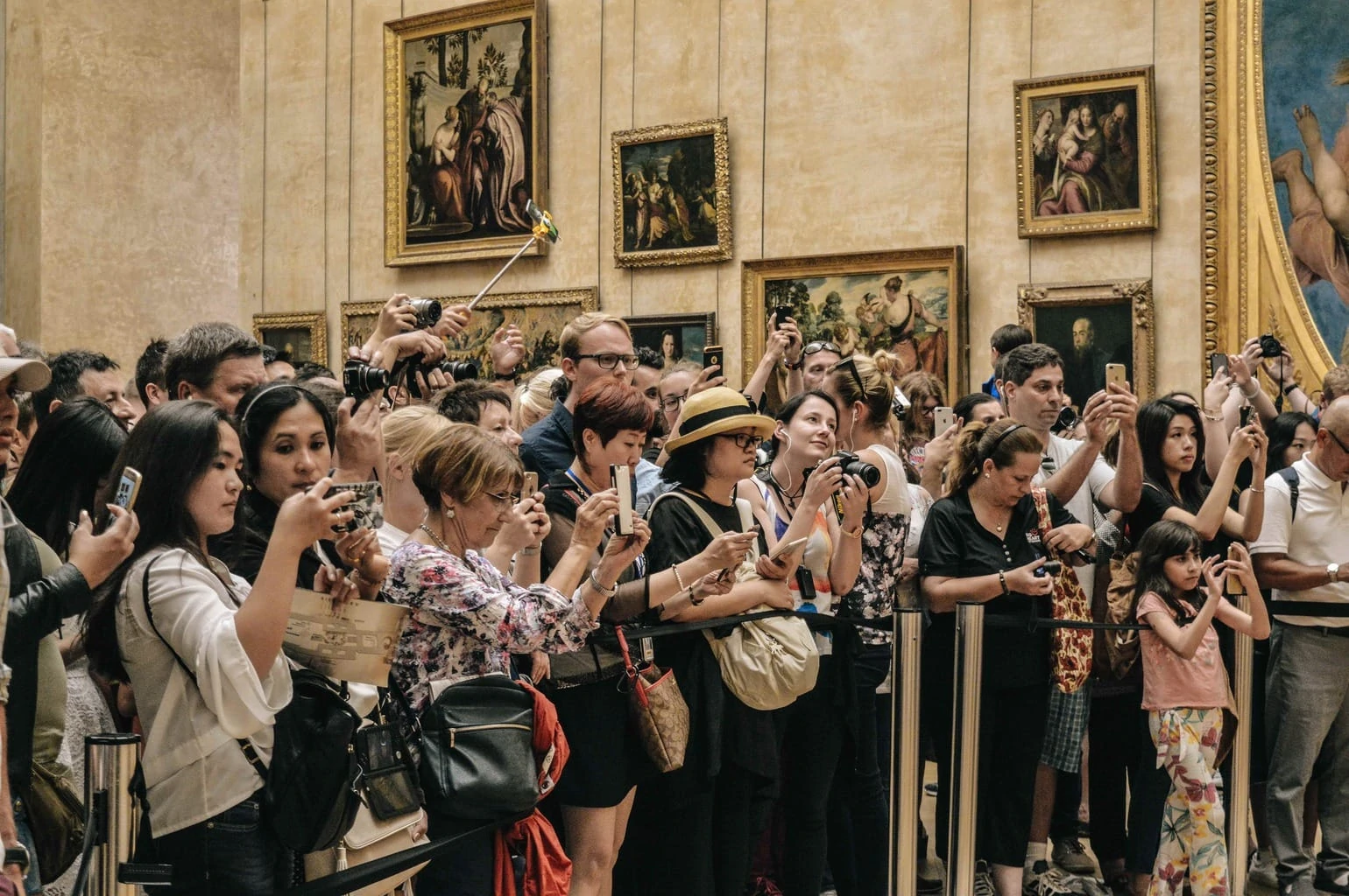 Fotografía en interior de museo de turistas y viajeros