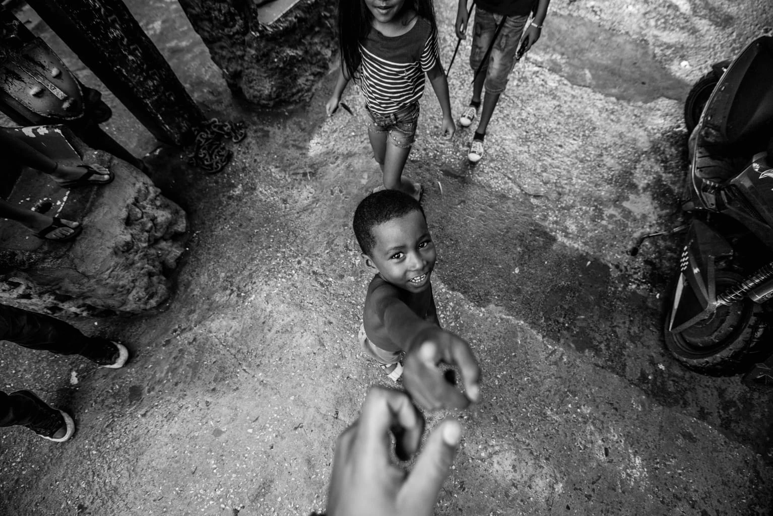 Fotografía documental de viajes con niño desde arriba en blanco y negro