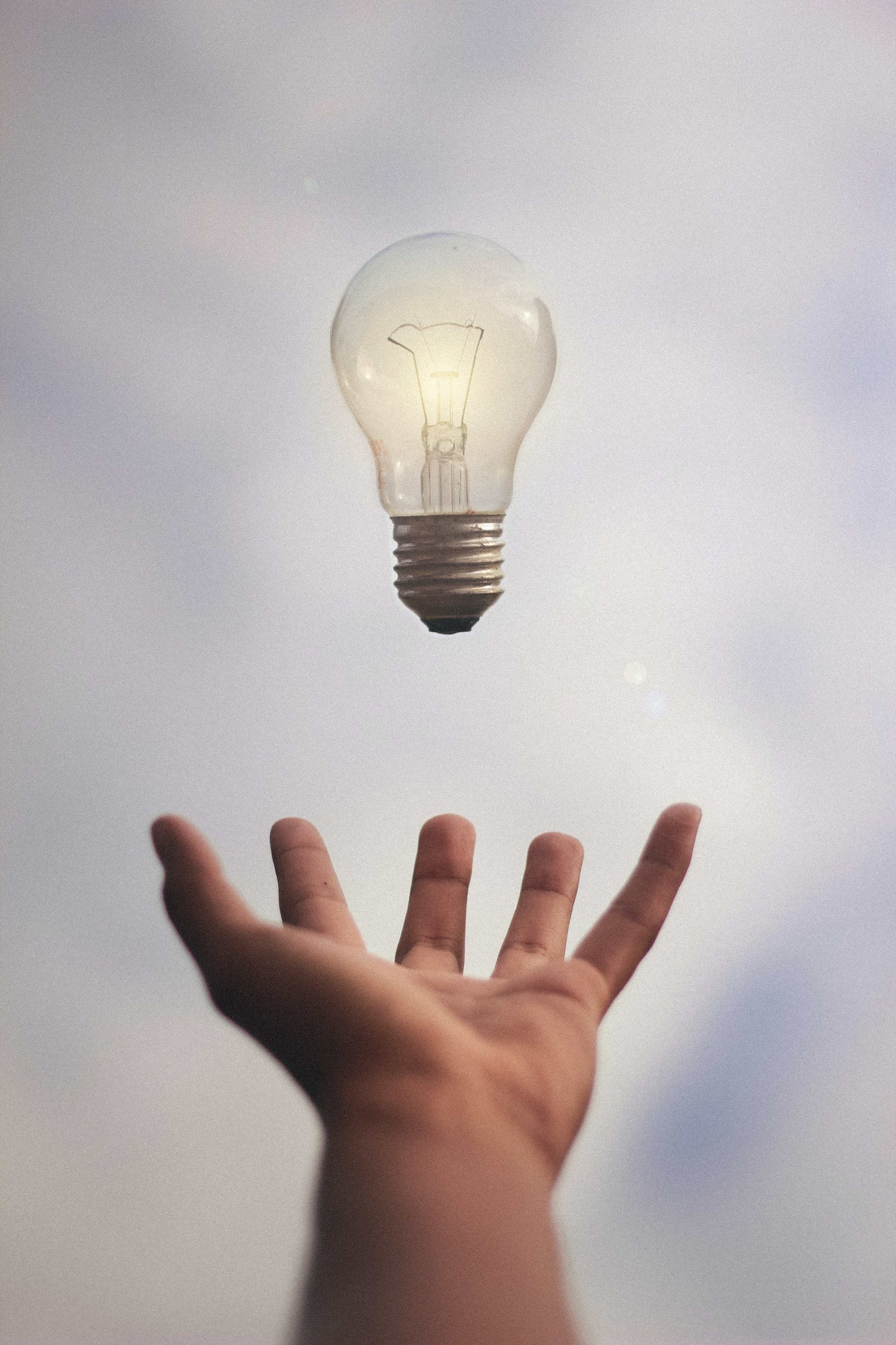 Bombilla en mano, ideas y creatividad