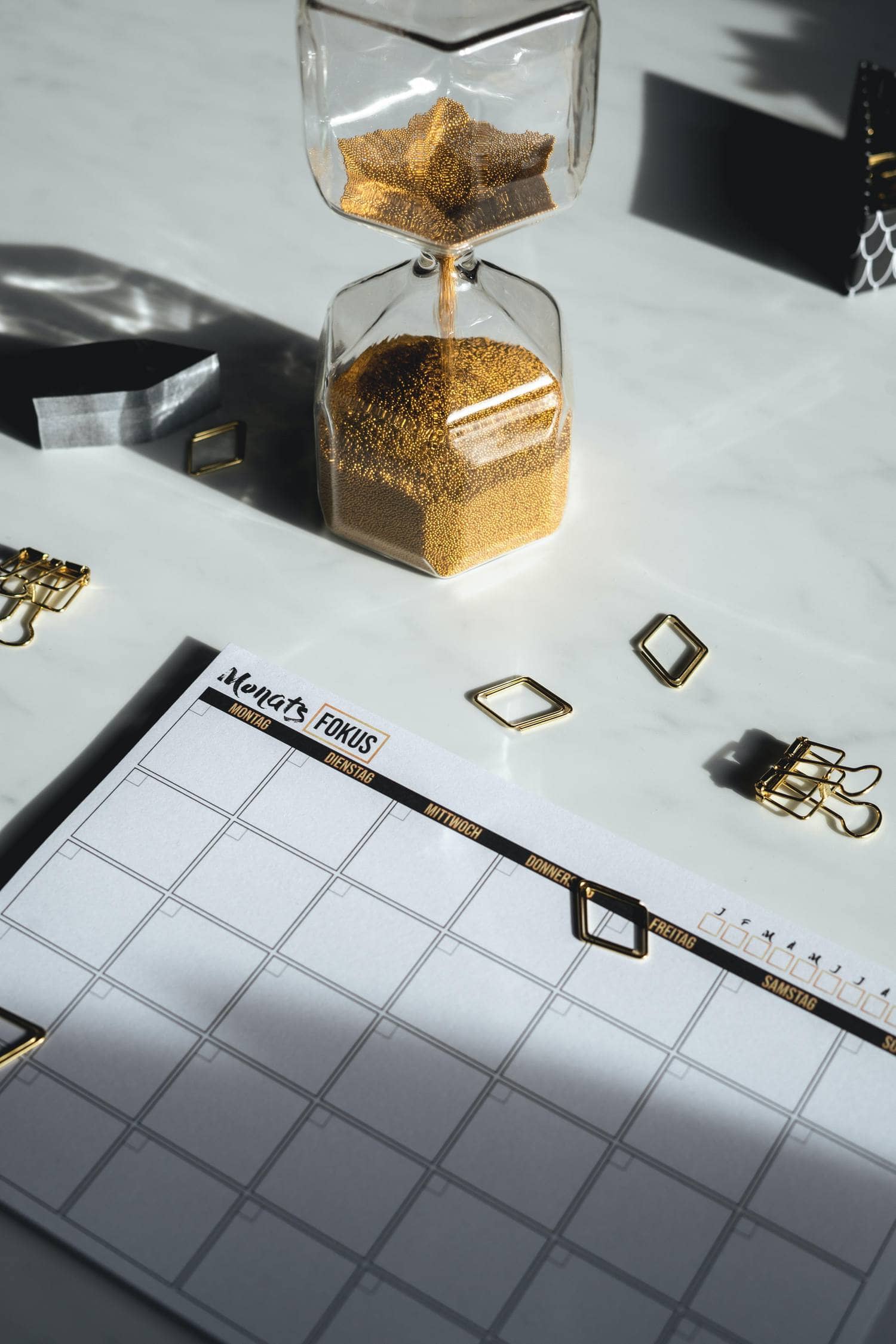 Calendario con reloj de arena