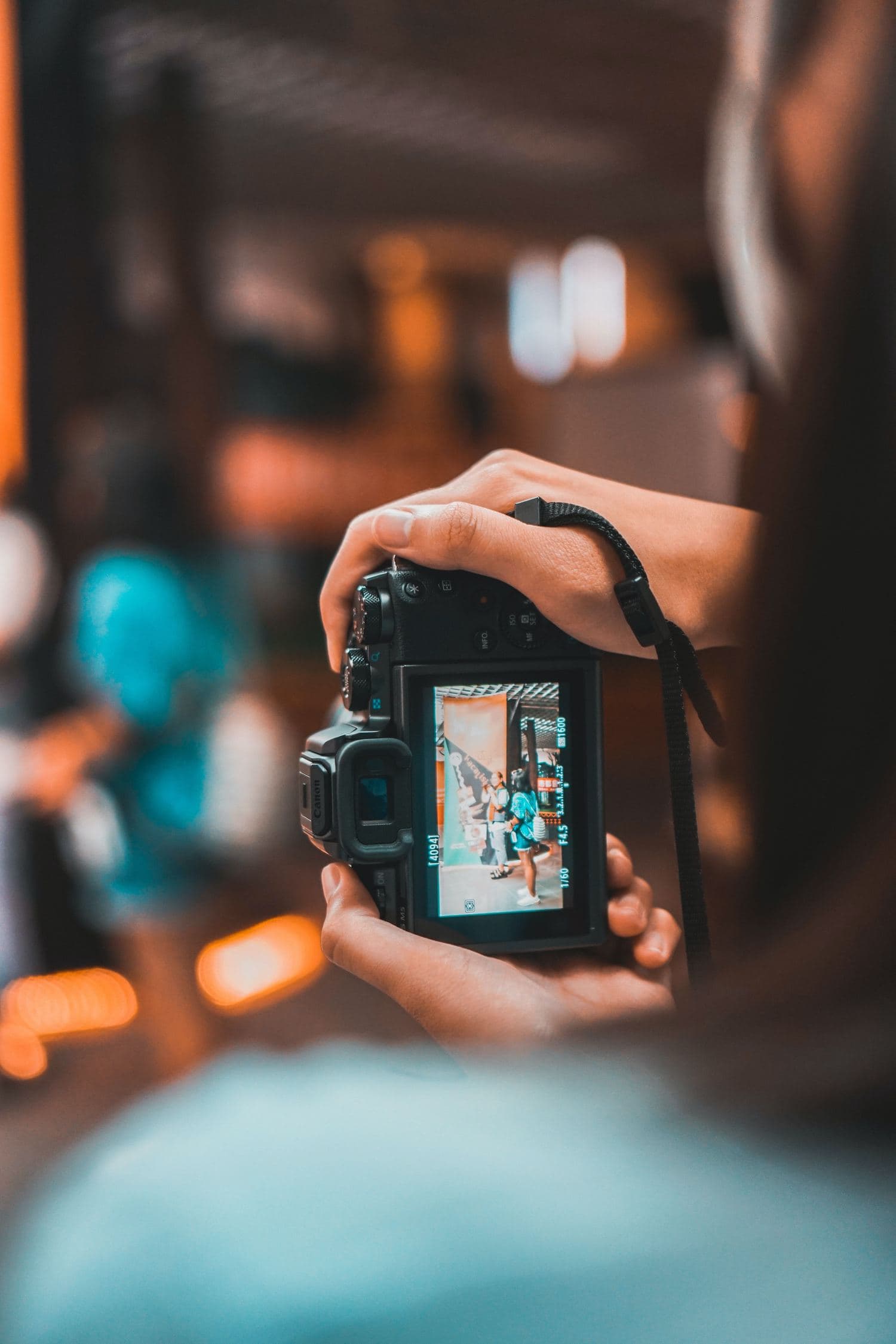 Cámara en mano de fotógrafa mientras elige la composición adecuada