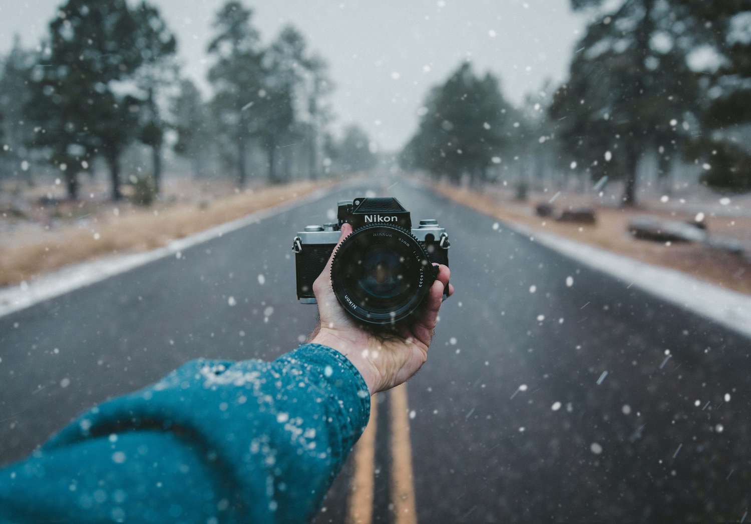 Cámara en mano bajo la nieve