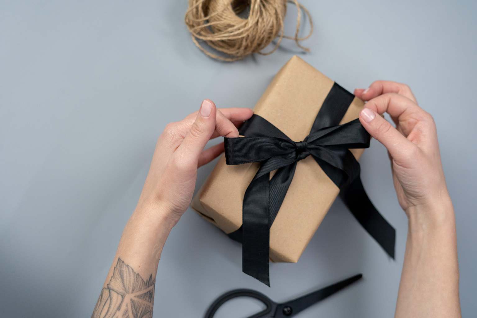 manos envolviendo un regalo