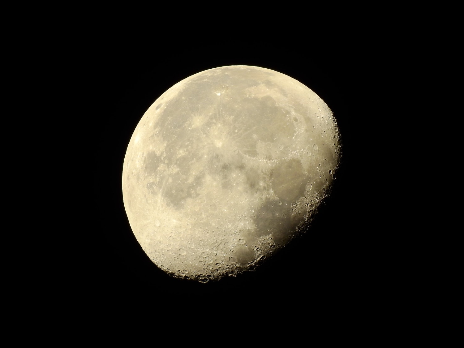 Fotografía de la luna con cráteres tomada con una bridge Coolpix P900