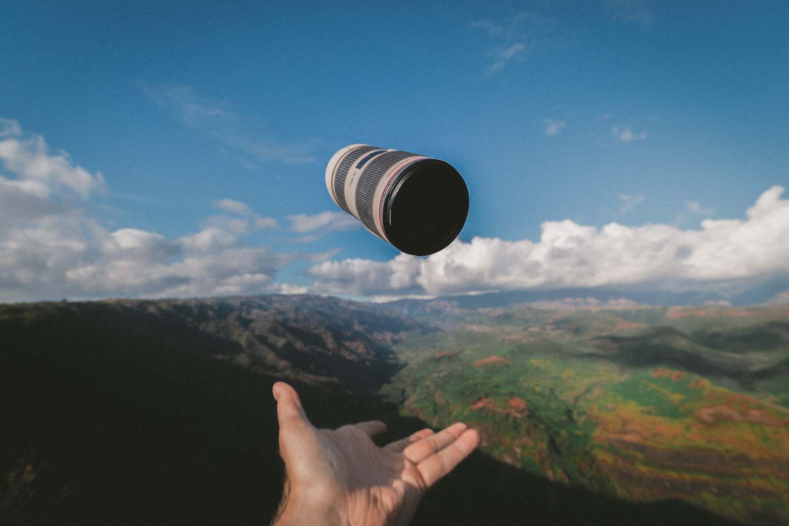 Objetivo fotográfico en el aire con fondo de paisaje