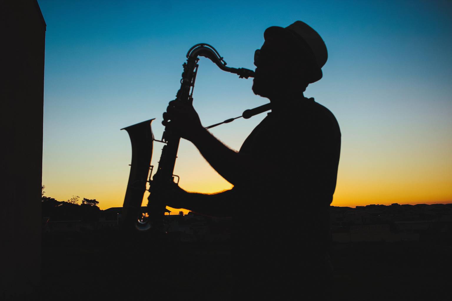 silueta de músico tocando en la hora azul