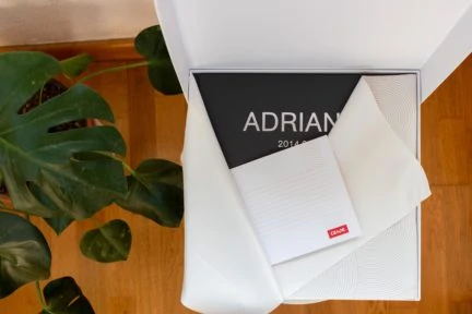 Album Cewe dentro de caja