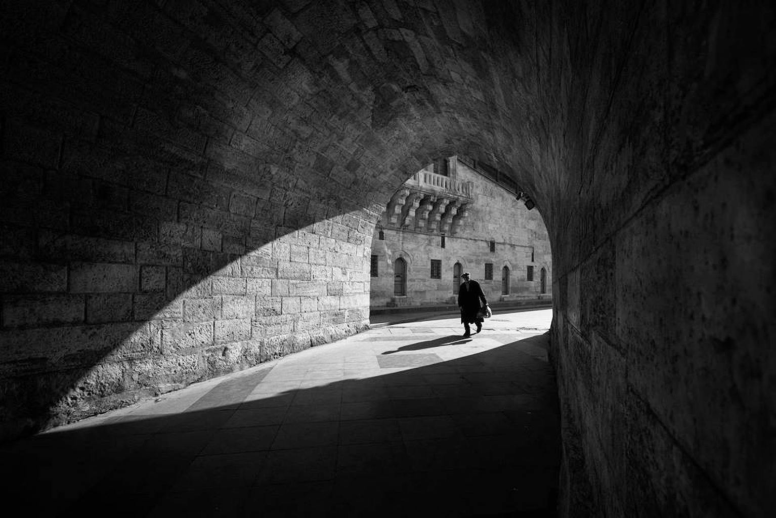 Fotografía de calle con móvil en blanco y negro