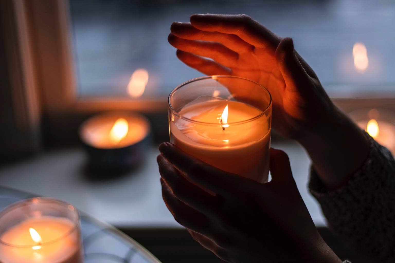 vela encendida en las manos