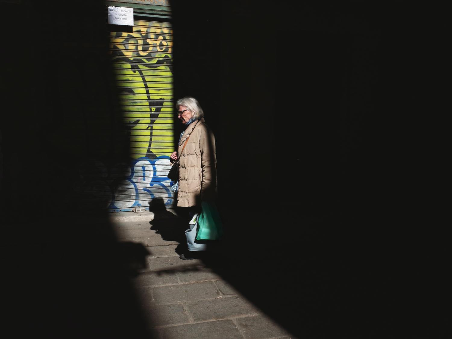 Fotografía creativa de calle usando contraste de luces y sombras