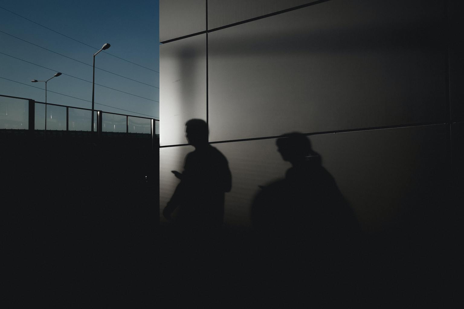 siluetas de gente con móvil en la mano