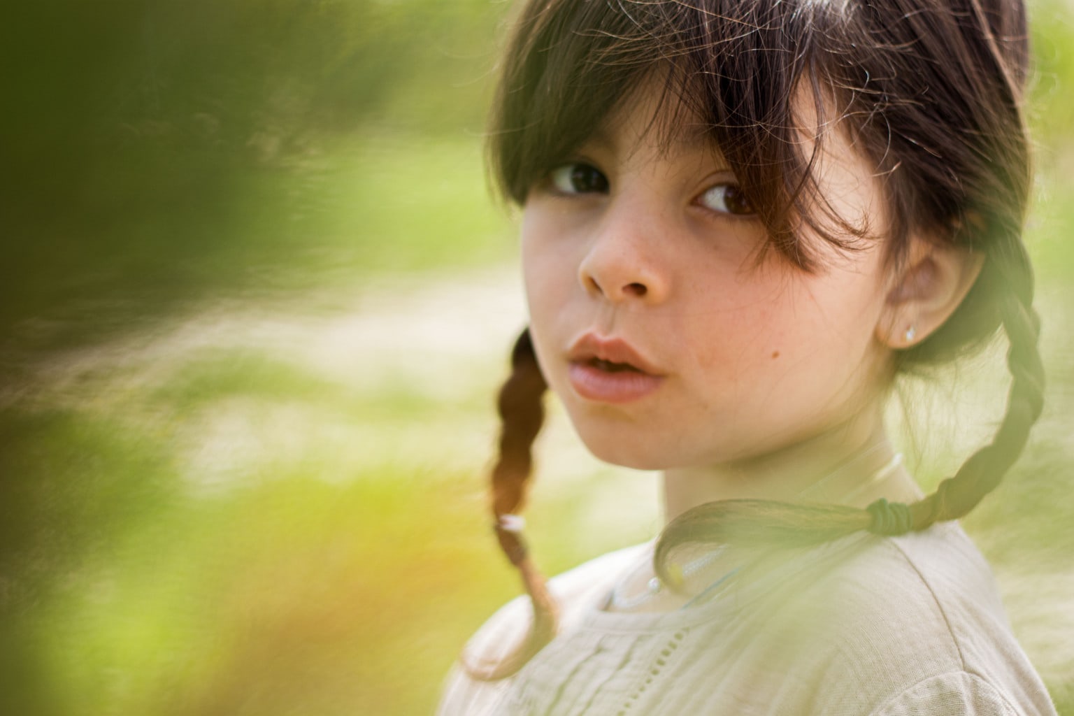 Portrait of a girl photographed with a 50mm lens