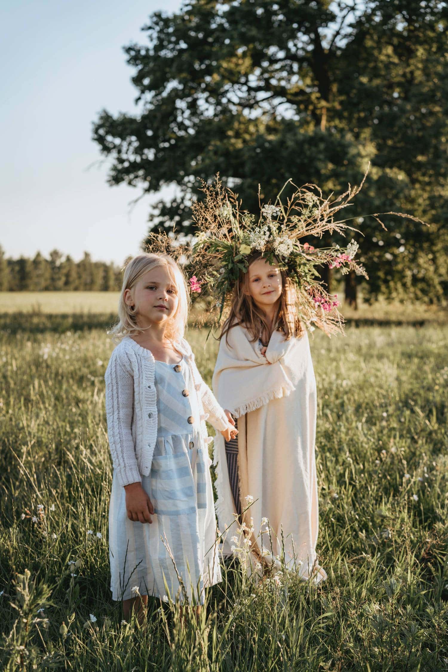 Girls photo session at sunset with golden light